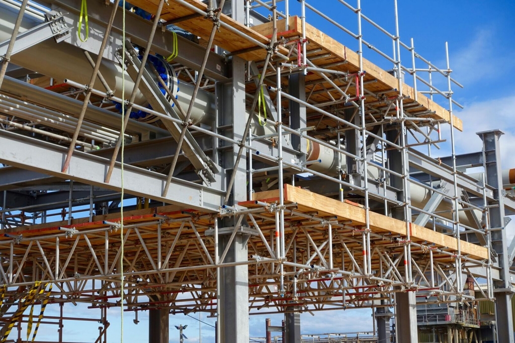 Longford 01 scaffold and rigging for workers at longford