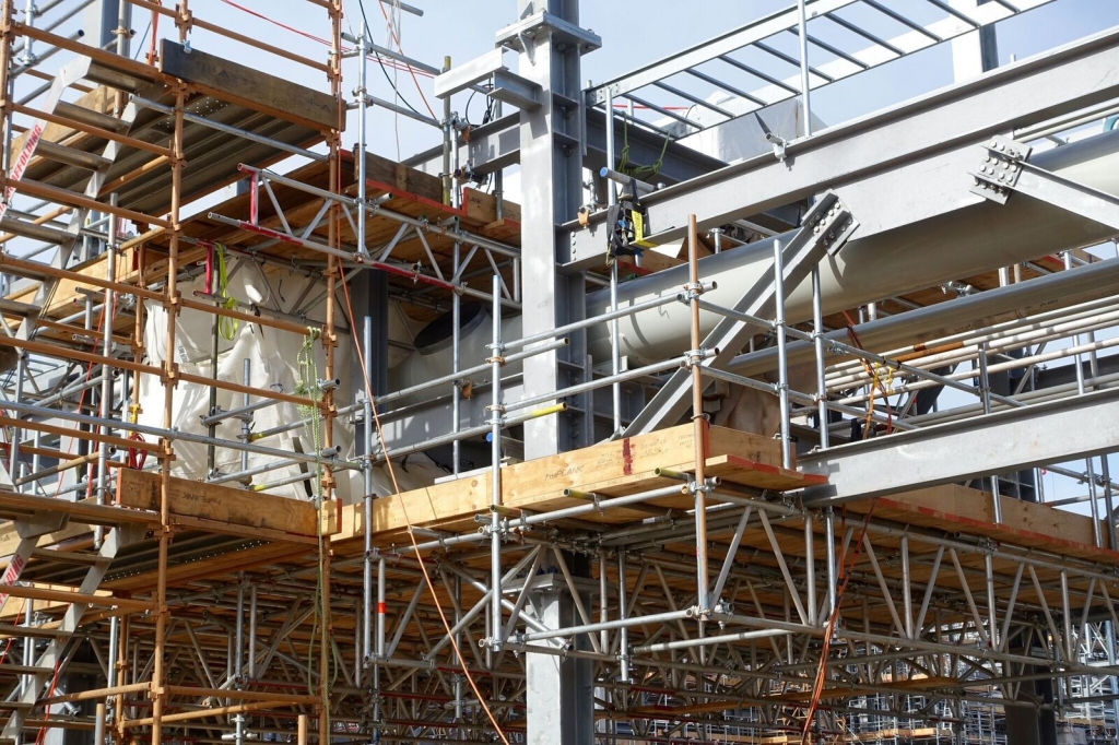 Longford 03 scaffold and rigging on pipes at longford refinery