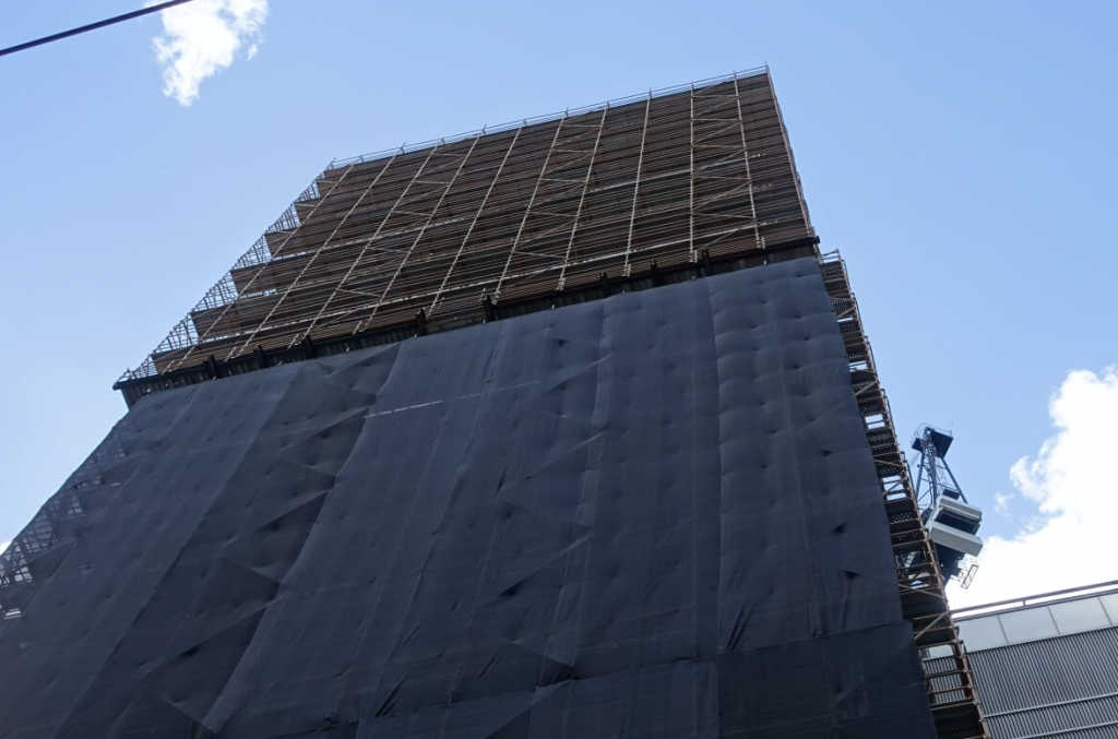 Suncorp 02 top floors covered in scaffold at suncorp building