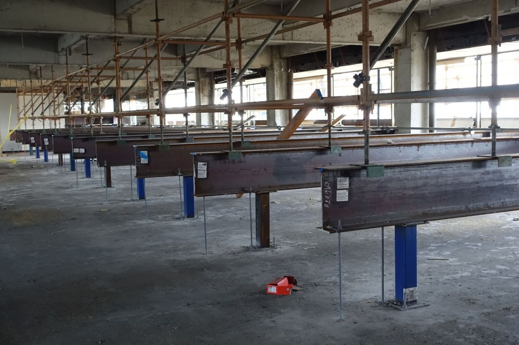 Suncorp 03 large beams erected within suncorp building for scaffold