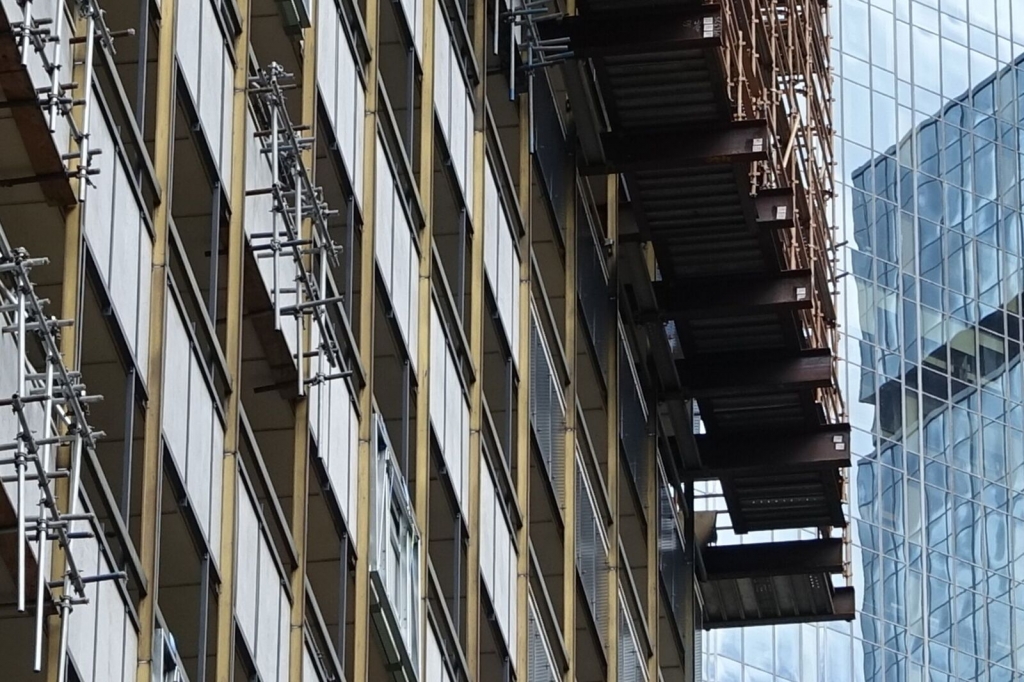 Suncorp 04 view up to large scaffold beams and rigging at suncorp building